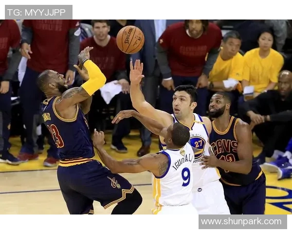 2016年NBA季后赛勇士与雷霆第二场激战回顾与精彩瞬间分析