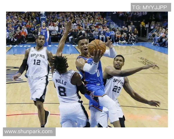 雷霆与马刺季后赛首战回顾经典对决再现篮球魅力与激情