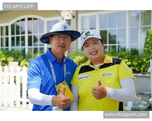 广州之夜 - 冯珊珊：时髦秀能在海心桥上走起来，让人大开眼界